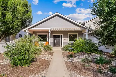 Image de Dog-Friendly Home with High-Speed WiFi, Central Ac, and Gas Fireplace