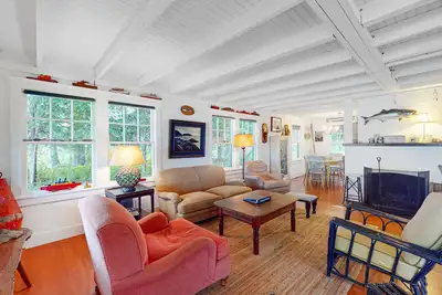 Image de Waterfront dog-friendly cottage with amazing views, deck, grill, & washer\/dryer