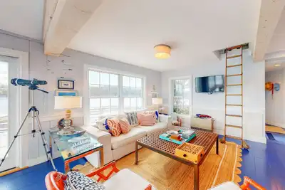 Image de Generational oceanfront cottage at the water's edge - snowbird-friendly