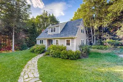 Image de Open and spacious riverfront retreat, dog-friendly