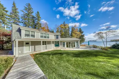 Image de Oceanfront two-story house with wraparound deck & gas grill - snowbird-friendly