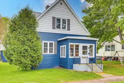 Image de Ontonagon Home w/ Fire Pit - Steps to Beach!