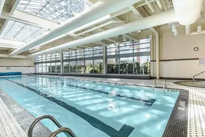 Image de Beautiful 1 bedroom apartament with hot-tube, pool and gym in the heart of city