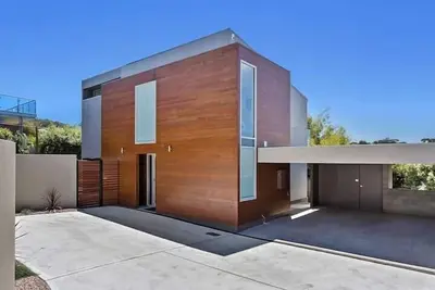 Image de Architect Designed Coastal Retreat with Views.
