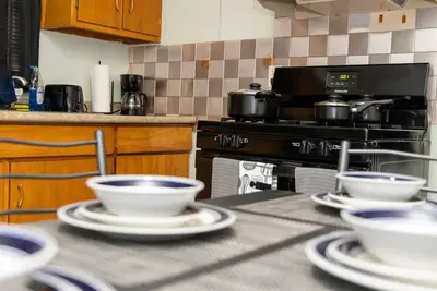 Image de Nice three 3 bedroom unit with free parking and wi-fi