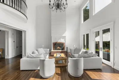 Image de 5 acre 6 bdrm Estate; large pool and hot tub between Sag Harbor and East Hampton