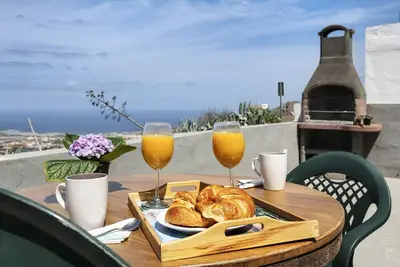 Image de Casa Buenavista avec vue sur mer et montagnes, terrasse privée et WiFi. Animaux admis