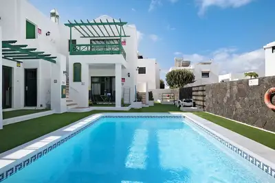 Image de \"Apt6 Las Palmeras Iii Lanzarote\" avec vue sur la mer et les montagnes et piscine partagée