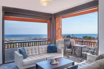 \"Marina view two bedroom apartment\" avec vue sur mer, piscine, terrasse et Wi-Fi