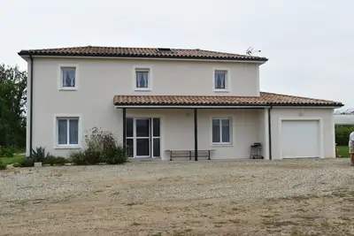 Image de Belle maison pour 10-12 personnes, 4 chambres, terrasse et jardin