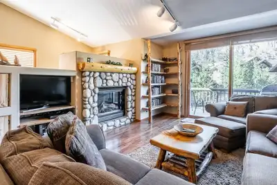 Image de Book for Summer! Tranquil Townhouse with Two Balconies, Hot Tub Access, Grill and Mountain Views!