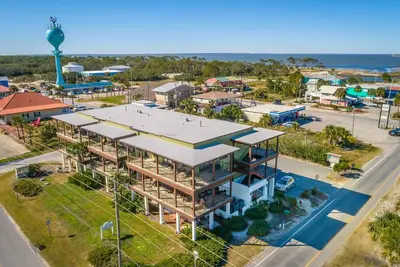 Image de 3 Br 2 Bath Condo located in the town center - walk to shops and restaurants!