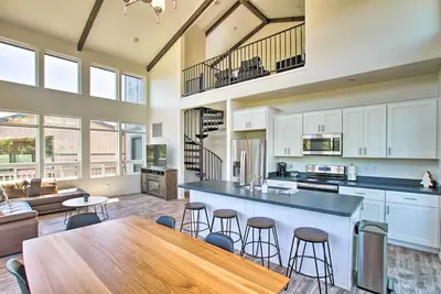 Image de Fireplace, Mogollon Rim Views: Luxury Pine Home