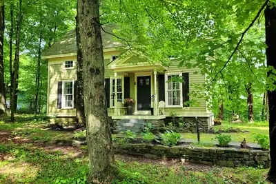 Image de Located in the beautiful Heldebergs, This is a cute little house you will love.