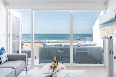 Image de 20 Barnaloft, sea and beach views galore!