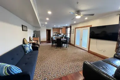 Image de 3Bed \/ 3Bath Home, 3 Parking spots close to Central Sq, Mit, Harvard. Walk to T.