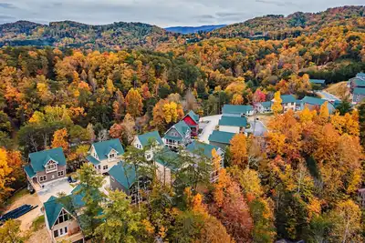 Image de Perfect Fall Escape • Pool, Tub + Near Dollywood
