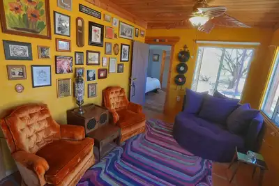 Image de Groovy Desert Getaway w Pool, Fire pit, Stream\/Wifi, Vinyl Records, Books, Art. .