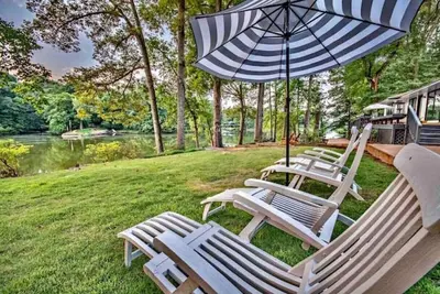 Image de 》Stunning Memphis Lake Front Home《