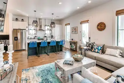 Image de Golf Cart Included + Enclosed Turf Yard