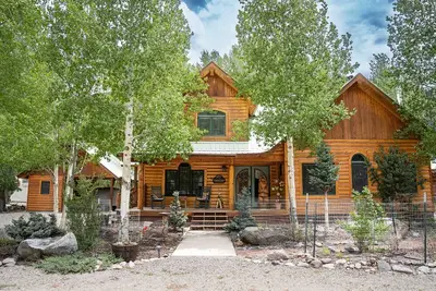 Image de Mountain Memories - Riverfront Log Cabin, Immaculate, Beautifully Furnished, Blocks From Town!