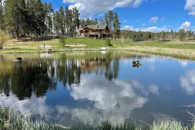 Grandpa’s Place. Exclusive, Stunning, Private Log Home. Firepit & Pond.