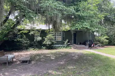 Image de Tucked Away Newly Renovated 2 Bedroom/ 1 Bath, Sleep 8