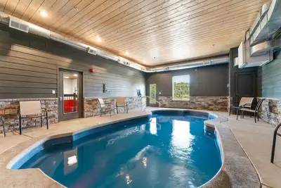 Image de Private Indoor Pool-Basketball Court-Free Tickets-Hot Tub-Games-Sleeps 52-Staycation w Lake Views