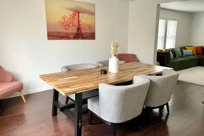 Image de Large, modern 2 bedroom in the heart of Forest Park