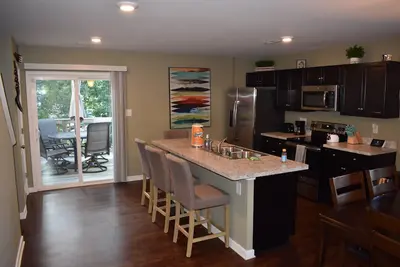 Image de Comfortable, Beautiful Townhome in quaint neighborhood w/ patio deck