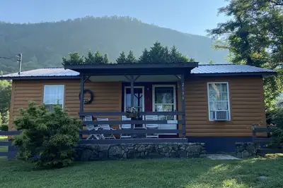 Image de Log House on the French Broad River