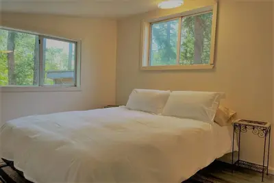 Image de 1 Queen Bedroom and Nook with Single Bed (New Listing)