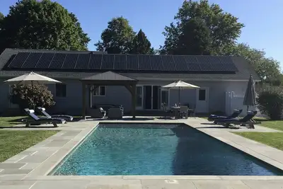Image de Private heated pool and spacious yard. 5 minute walk to the beach.