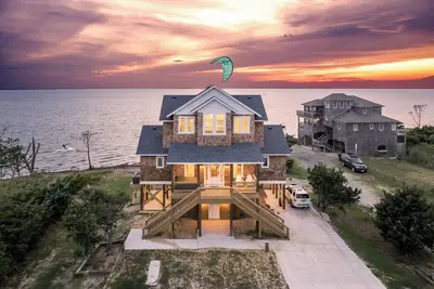 Image de New Custom soundfront home with 360 degrees of Water Views and a Private Beach!
