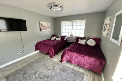 Image de 2 Double Beds Rm #4 with view of the San Rafael Swell and smart Tv. India room.