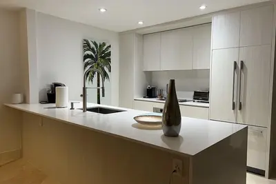 Image de Designer Decorated 2 Bedroom Condo On The Intercoastal! Watch the yachts go by!