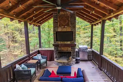Image de Streaming in the Woods - Level 2 Ev Charger!