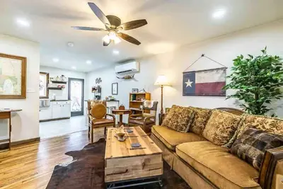 Image de Lone Star Suite: Rustic Luxe, 2 King Beds, Fireplace, Full Kitchen, courtyard