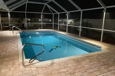Sunny Venice villa w/ heated pool and lanai, kayaks, close to beach and downtown