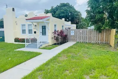Image de Historic house with memory foam king suite close to downtown.