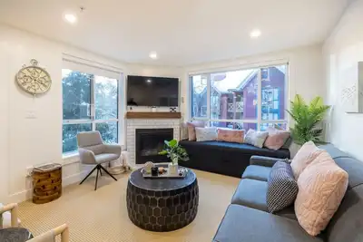 Image de Center Village Cozy Air-Conditioned 2br: Sleeps 6, Free Parking & Near Everything!
