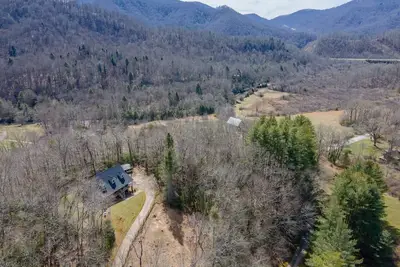Image de Gooseberry House- 3 Bd/2. 5Ba just minutes from Standing Indian/Appalachian Trail