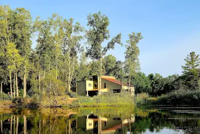 Image de Spacious contemporary home on 4 wooded acres and 200' of private lake front.
