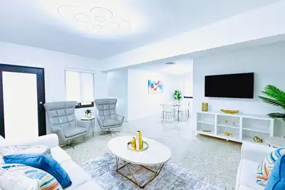 Image de Oasis 2/1 Modern Home With a Private Backyard