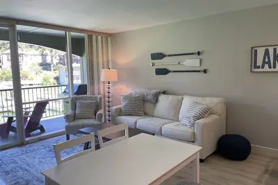 Image de Condo on the Lake