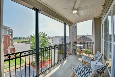Image de Houndstooth Hideaway-Book for football! Pool & workout facilities