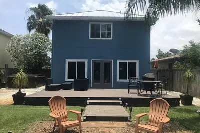 Image de Beach house retreat walk to beach & restaurants has hot tub and fire pit
