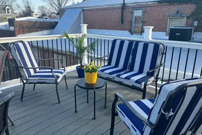 Image de Cheerful Chestnut Hill 2 Br/1. 5 Ba/Private Deck