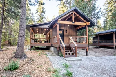 Image de `Bear Den` a Cozy 1 Bedroom tiny Cabin with Hot tub