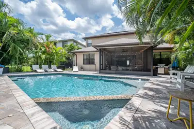Image de Family home/gated comm/mins from beach!